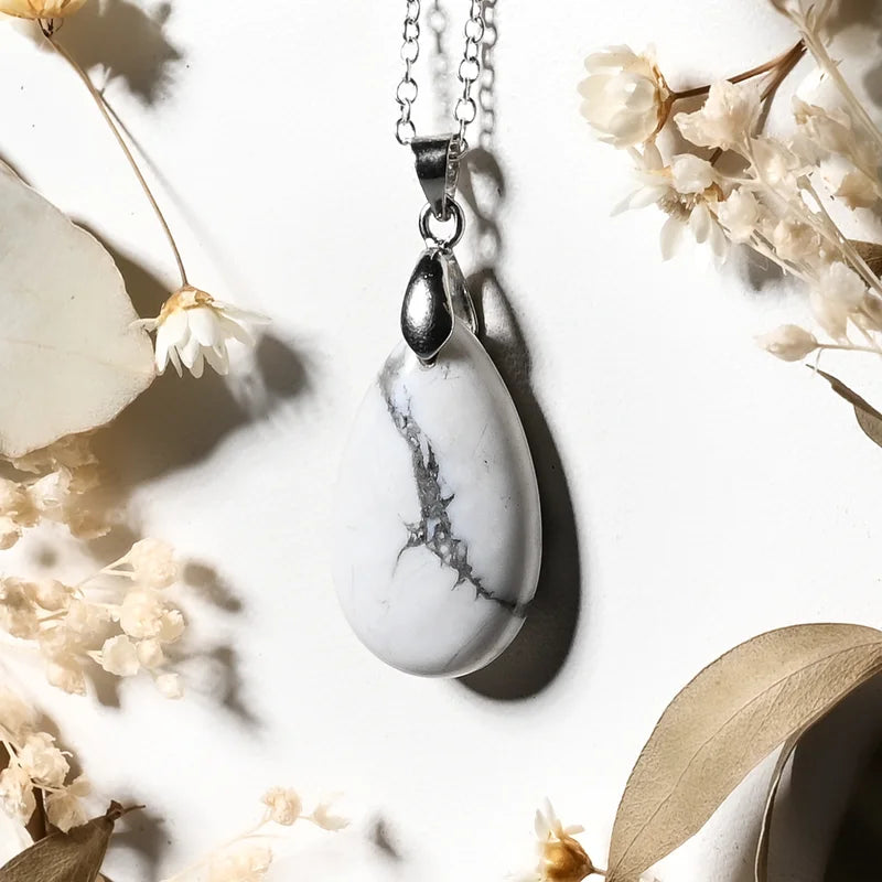 Pendentif goutte Howlite – Paix Intérieure et Clarté Mentale