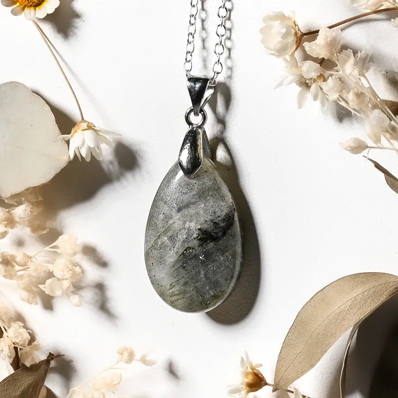 Pendentif goutte Labradorite – Protection et Transformation