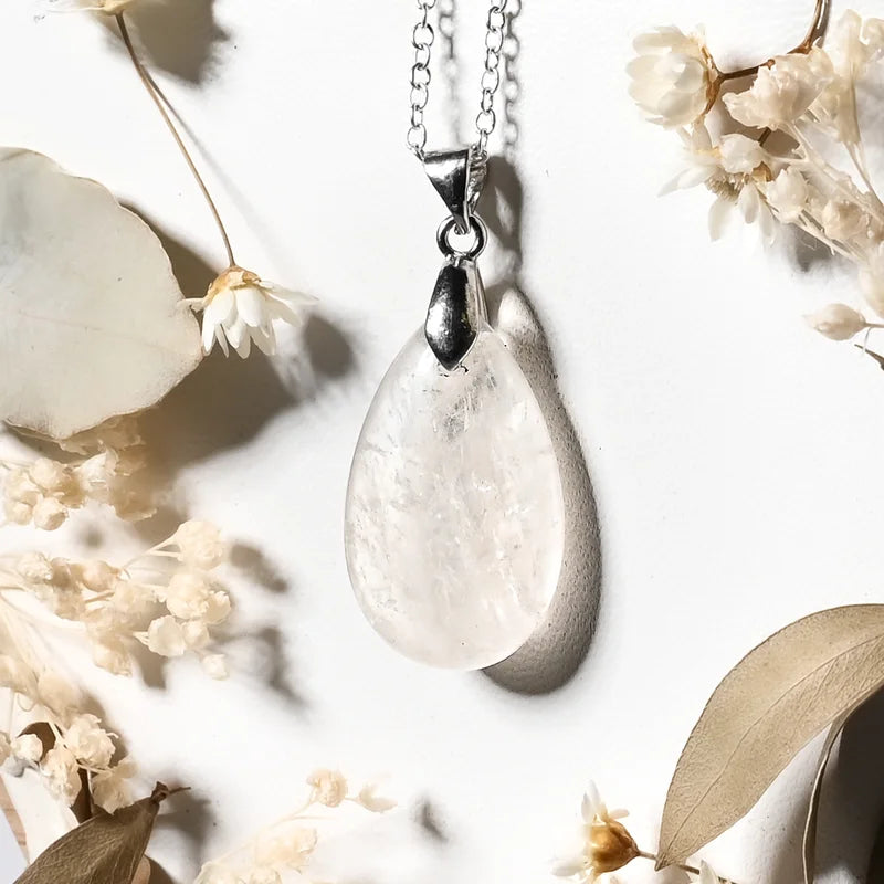 Pendentif goutte Cristal de roche – Clarté, Guérison et Énergie Positive