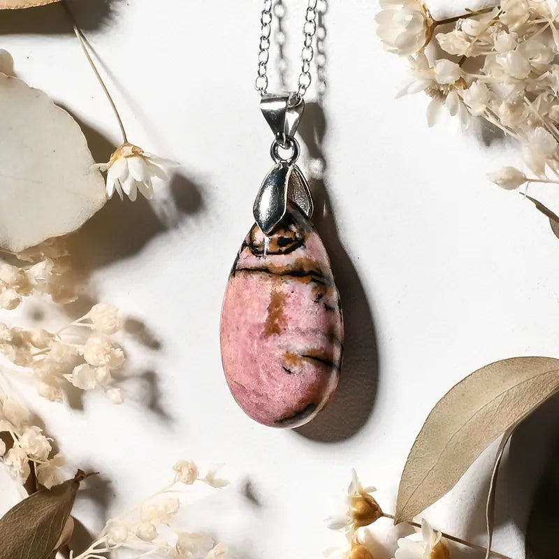 Pendentif goutte Rhodonite – Harmonie Émotionnelle et Amour Inconditionnel