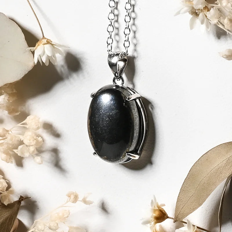 Pendentif oval Hématite – Protection et Stabilité