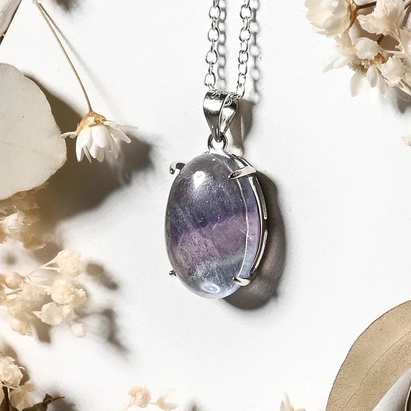 Pendentif oval Fluorine – Harmonie et Équilibre Spirituel