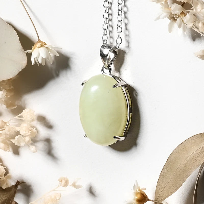 Pendentif oval Jade – Sagesse, Prospérité et Équilibre