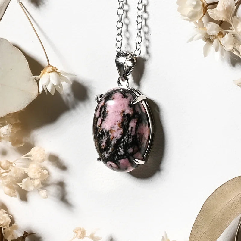 Pendentif oval Rhodonite – Harmonie Émotionnelle et Amour Inconditionnel
