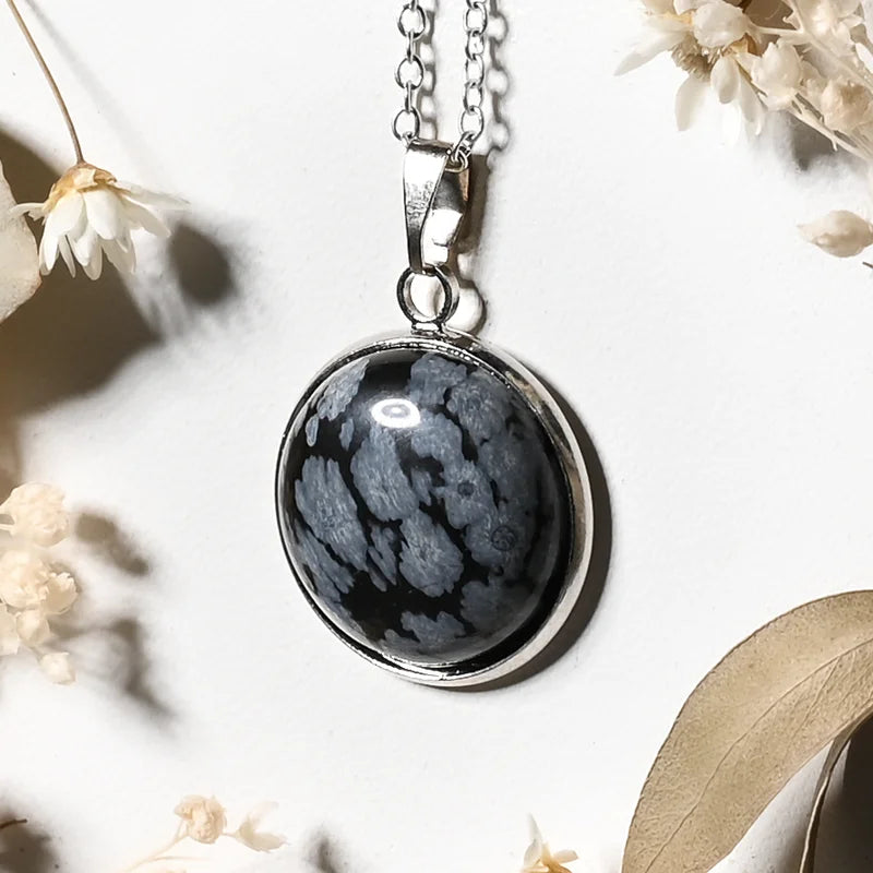 Pendentif rond Obsidienne Neige – Sérénité et Protection