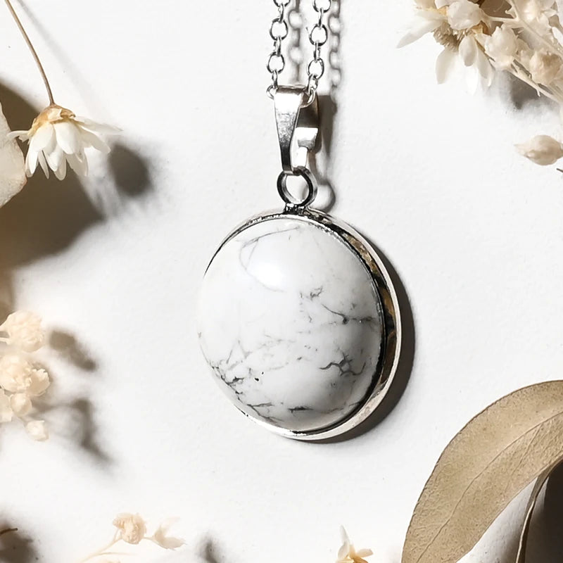 Pendentif rond Howlite – Paix Intérieure et Clarté Mentale