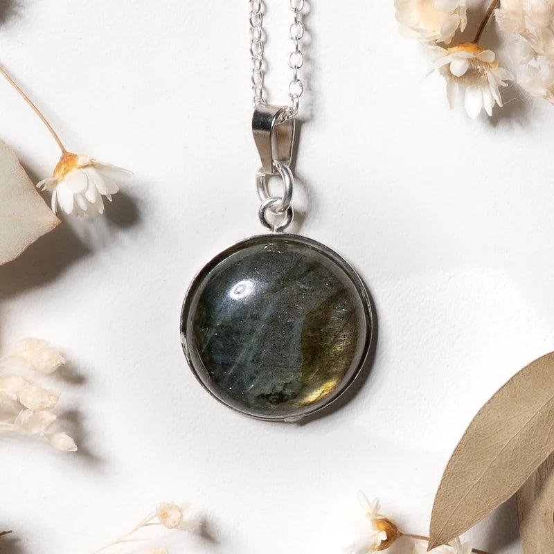 Pendentif rond Labradorite – Protection et Transformation