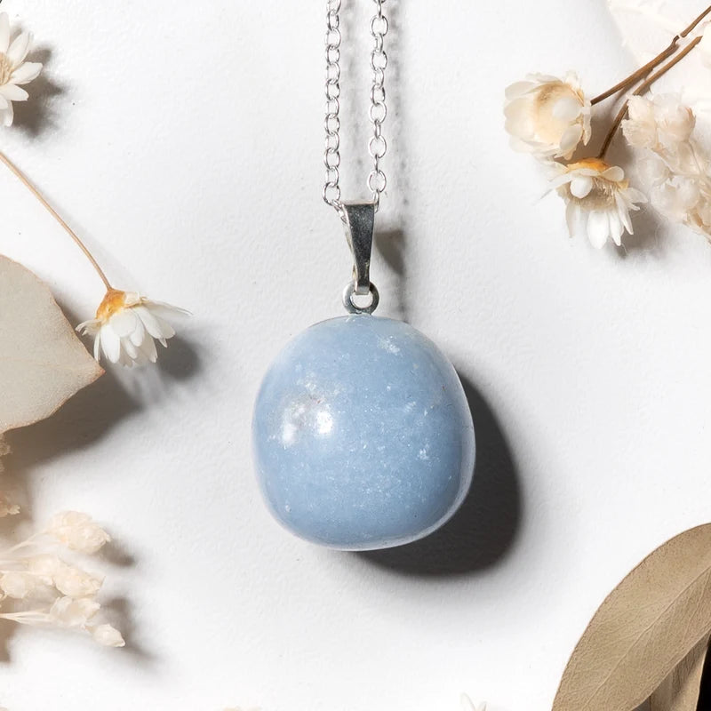 Pendentif roulé Angélite – Tranquillité et Connexion Spirituelle