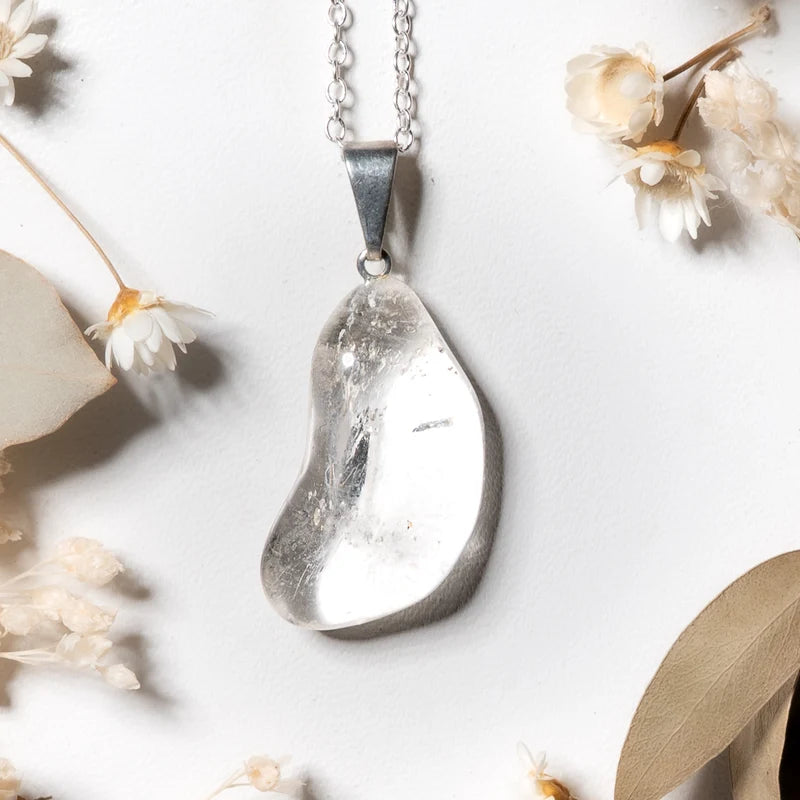 Pendentif roulé Cristal de roche – Clarté, Guérison et Énergie Positive