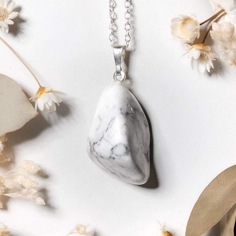 Pendentif roulé Howlite – Paix Intérieure et Clarté Mentale