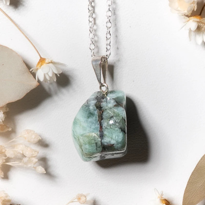 Pendentif roulé Emeraude – Harmonie, Sagesse et Guérison