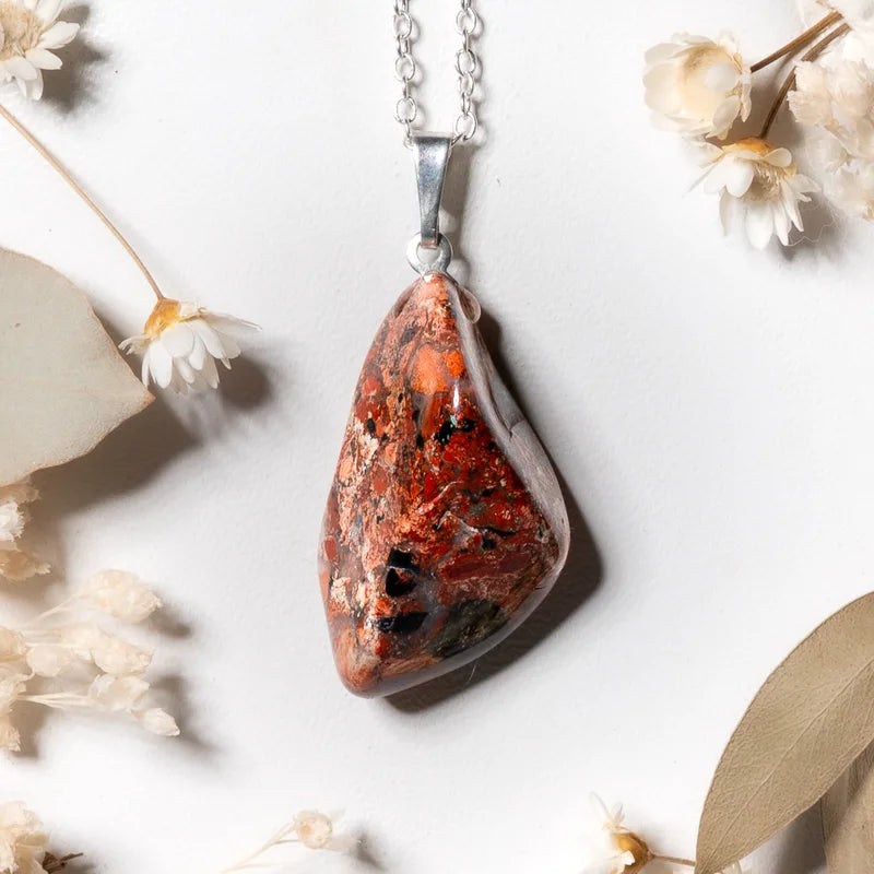 Pendentif roulé Jaspe Breschia – Vitalité et Ancrage