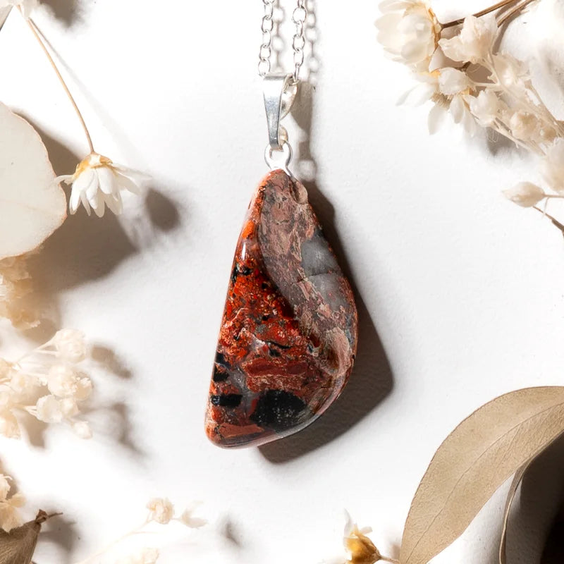 Pendentif roulé Jaspe Breschia – Vitalité et Ancrage