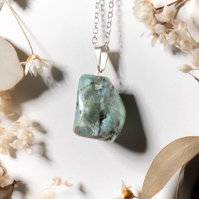 Pendentif roulé Emeraude – Harmonie, Sagesse et Guérison