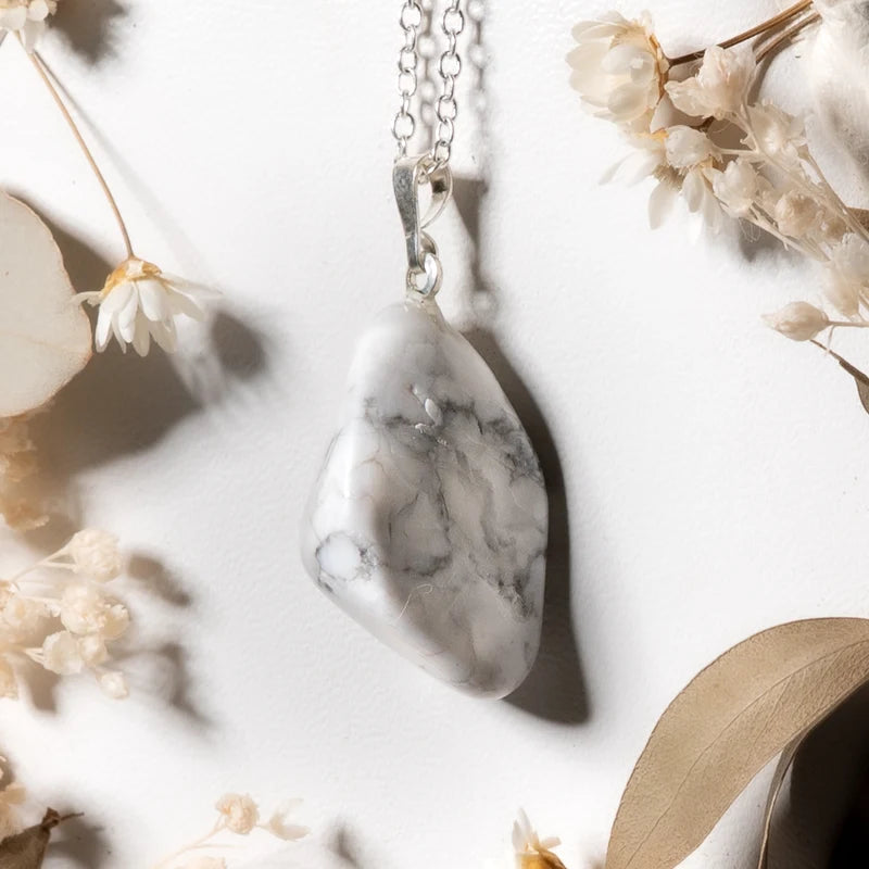 Pendentif roulé Howlite – Paix Intérieure et Clarté Mentale