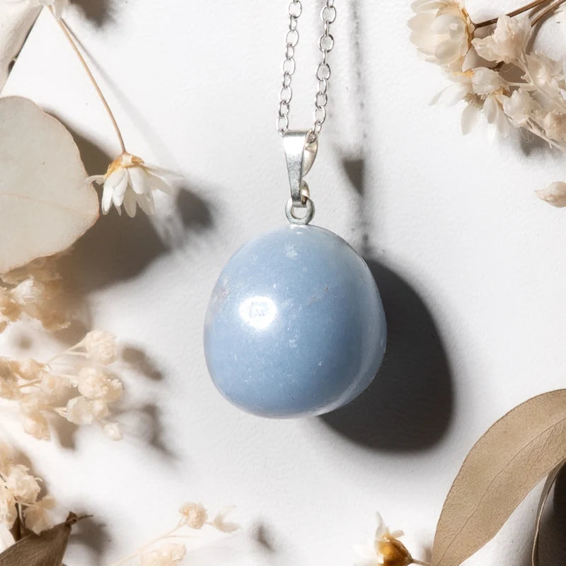 Pendentif roulé Angélite – Tranquillité et Connexion Spirituelle