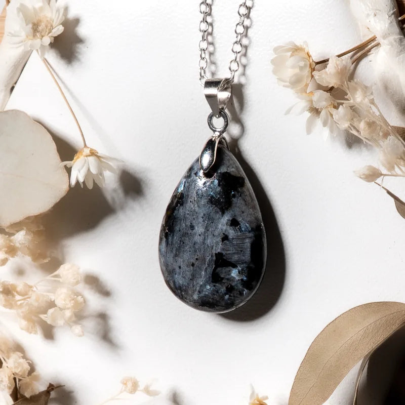Pendentif goutte Larvikite – Équilibre et Protection Énergétique