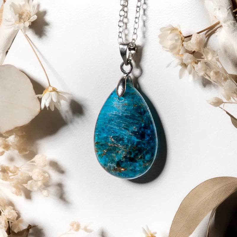 Pendentif goutte Apatite – Énergie, Motivation et Croissance Personnelle