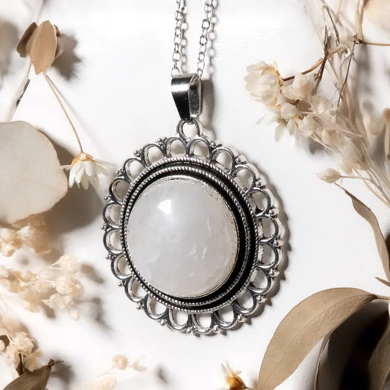 Pendentif fleur Cristal de roche – Clarté, Guérison et Énergie Positive