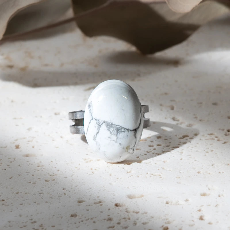 Bague ovale Howlite – Paix Intérieure et Clarté Mentale