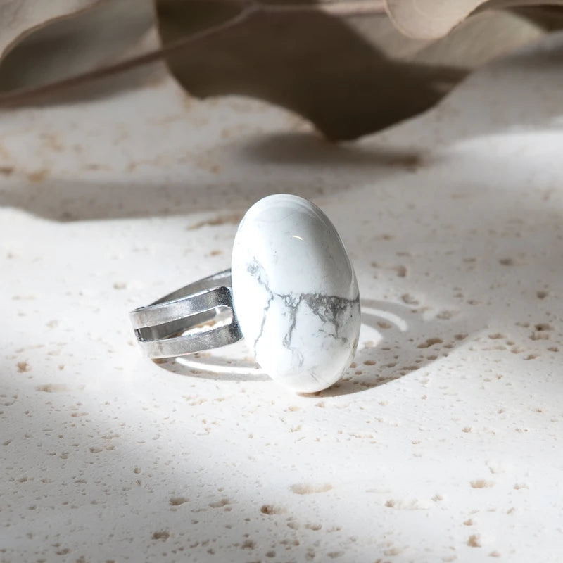 Bague ovale Howlite – Paix Intérieure et Clarté Mentale
