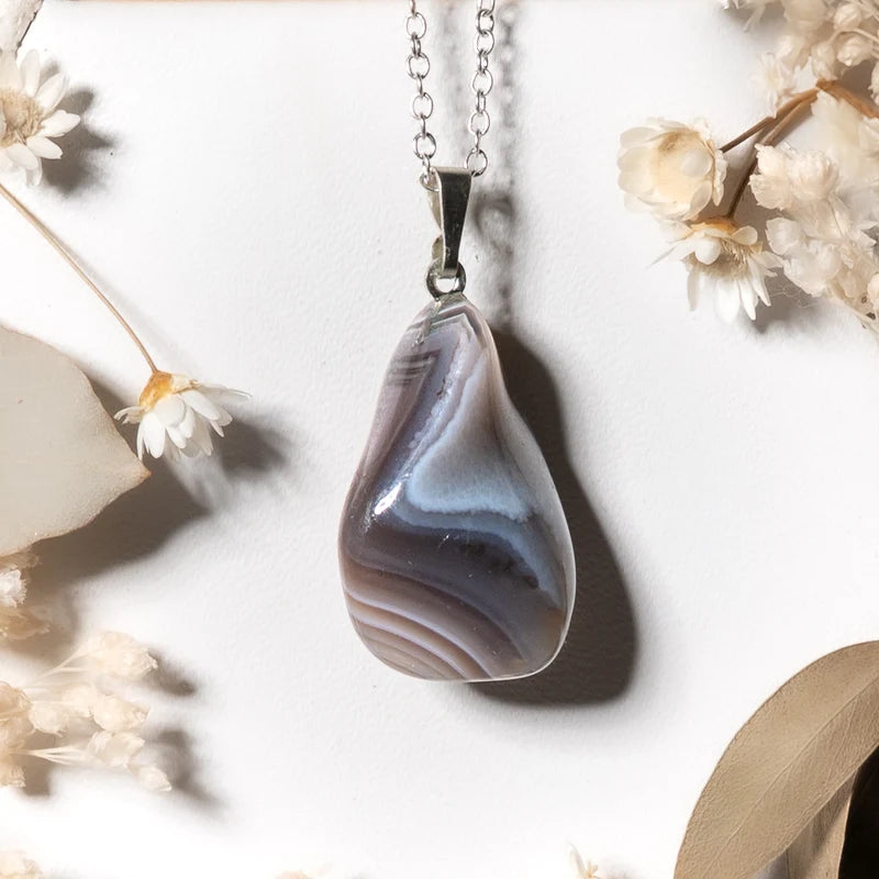 Pendentif roulé Agate Botswana – Créativité et Connexion Spirituelle