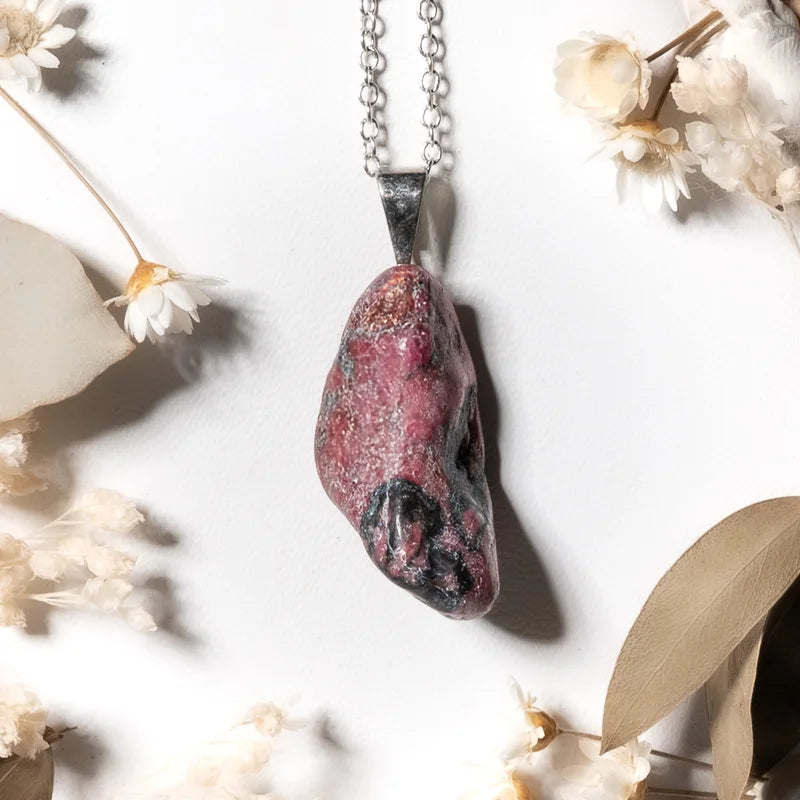 Pendentif roulé Rhodonite – Harmonie Émotionnelle et Amour Inconditionnel