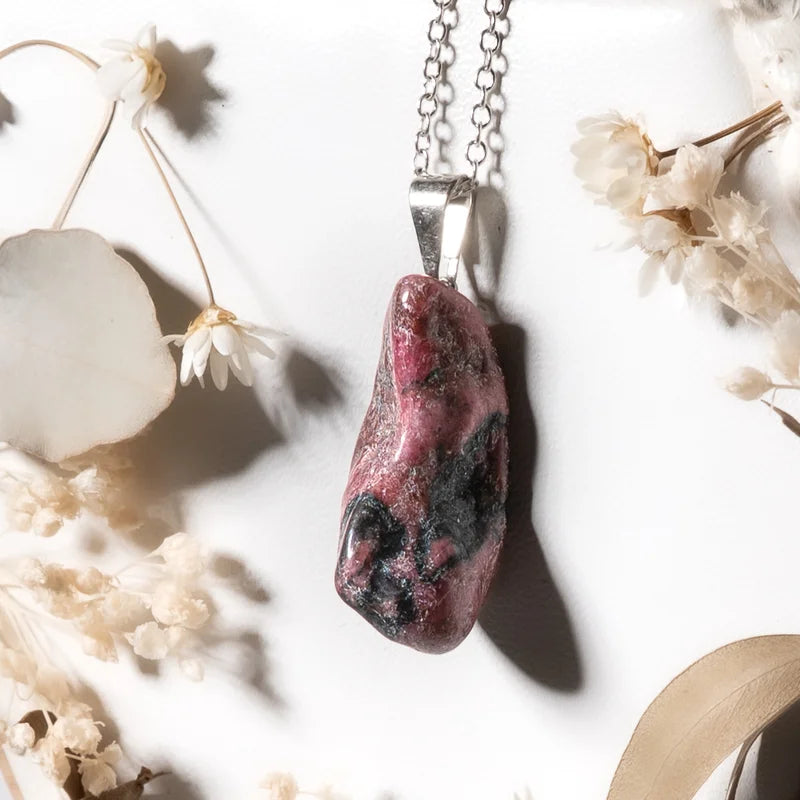 Pendentif roulé Rhodonite – Harmonie Émotionnelle et Amour Inconditionnel