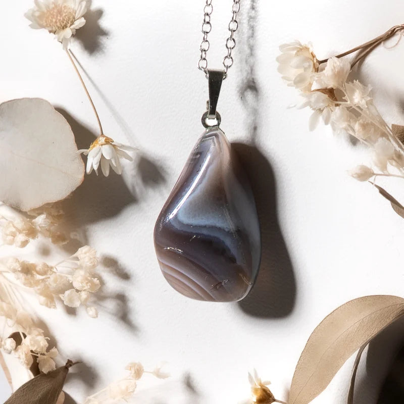 Pendentif roulé Agate Botswana – Créativité et Connexion Spirituelle